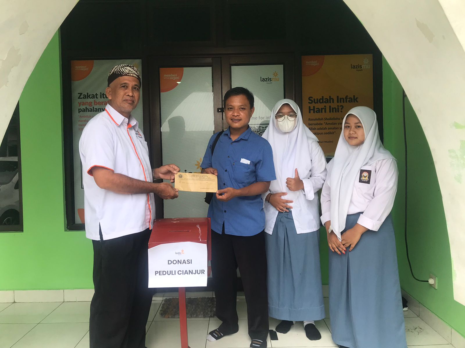 Peduli Gempa Cianjur, OSIS SMK Bina Harapan Salurkan Bantuan