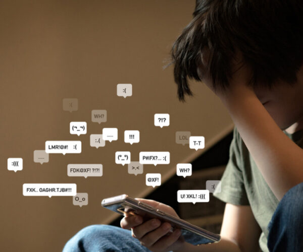 Cara Hindari Cyberbullying dengan Menonaktifkan Social Media
