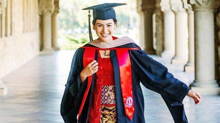 Deretan Artis Indonesia dengan Gelar Master dan Doktor