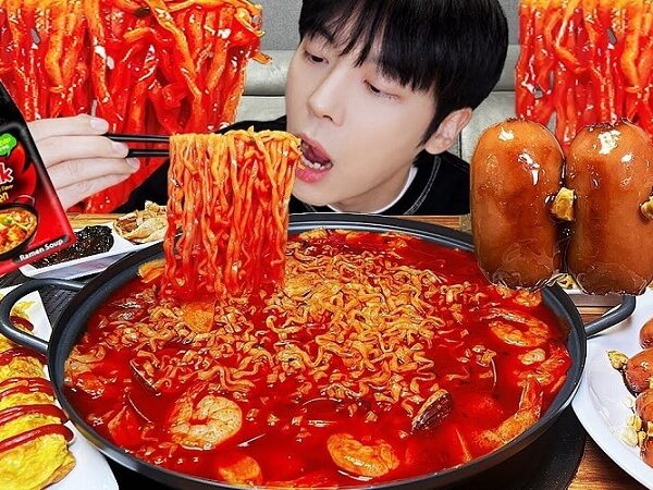Mukbang: Fenomena Konten Makan Besar dan Alasan di Balik Popularitasnya