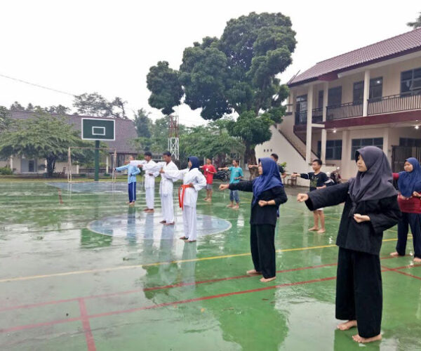 Tips Olahraga Aman untuk Siswa SMK Saat Berpuasa